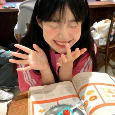 品牌官方实拍：顶流绯闻表情包火出圈，评论区彻底沦陷